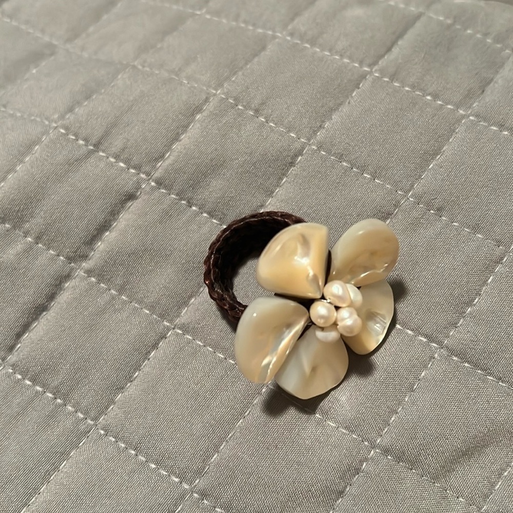 Shell ring with pearls